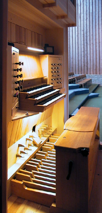 Skalborg Kirkes orgel, hvor du ser tangenter og fodpedaler