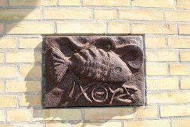 Erik Heides fisk i muren ved Skalborg Kirke